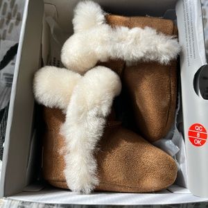 UGG Lassen shearling Crib shoe. Chestnut color in size 0/1 or 0-6 months old.